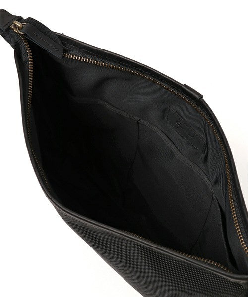 内装には3つのポケットが付いているので、荷物をしっかり整頓できます。