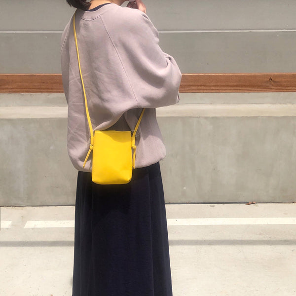イエロー