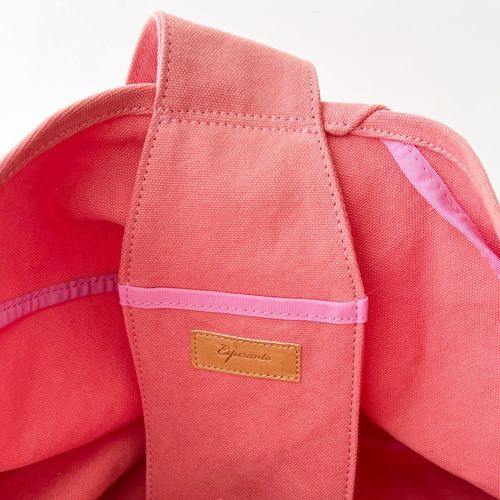 ショルダーの内側両サイドにポケット付き（ポケット口10cm丈14cm）