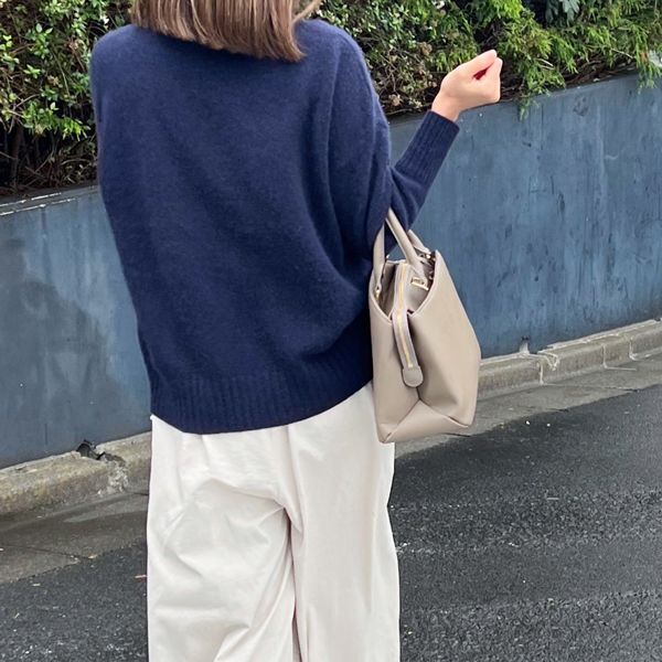 グレー