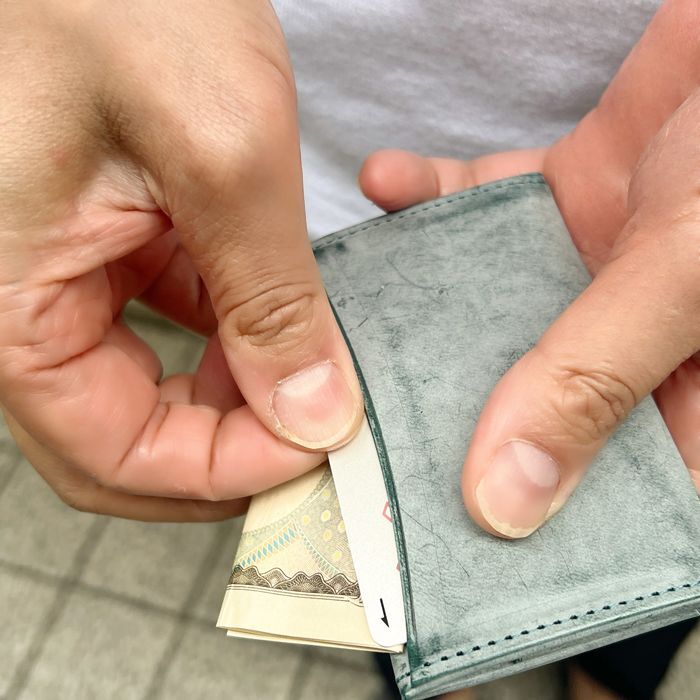 背のポケットには、Suicaカードやお札を収納できます。
