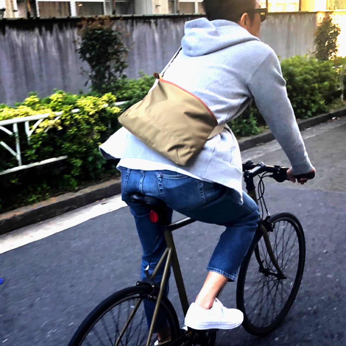 カーキ