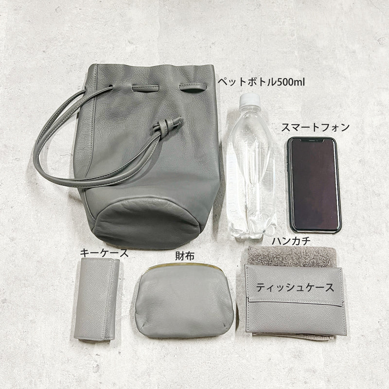 【中身】
ペットボトル500ml、スマートフォン、
キーケース、財布、ハンカチ、ティッシュケース